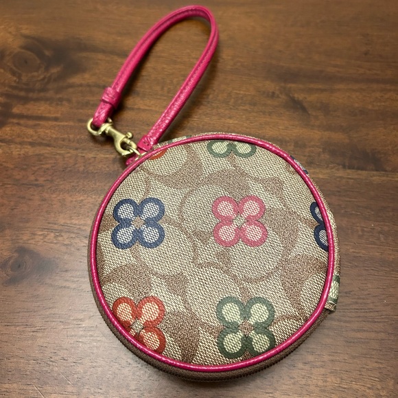 Floral Patterned Round Wristlet - Picture 3 of 5